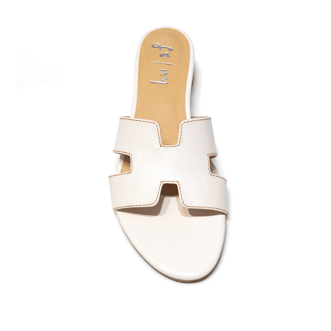 Riviera White/Camel Trim