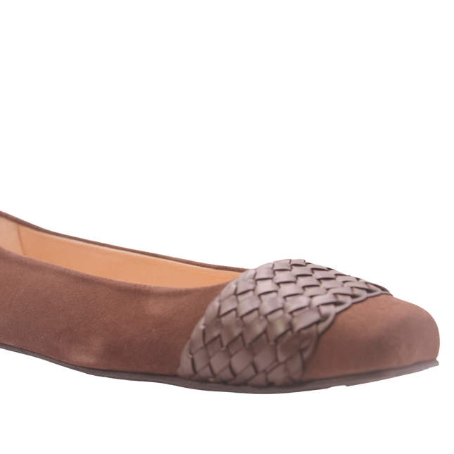 close up of the toe box and woven band 