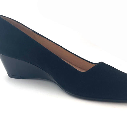 WEDGE HEEL 
BLACK PATENT HEEL 
BLACK SUEDE BODY 
POINTED TOE 
ANGLE VIEW 