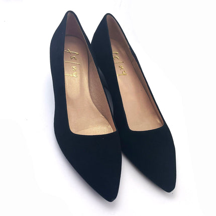ANGLE/ TOP VIEW 
WEDGE HEEL 
BLACK PATENT HEEL 
BLACK SUEDE BODY 
POINTED TOE 