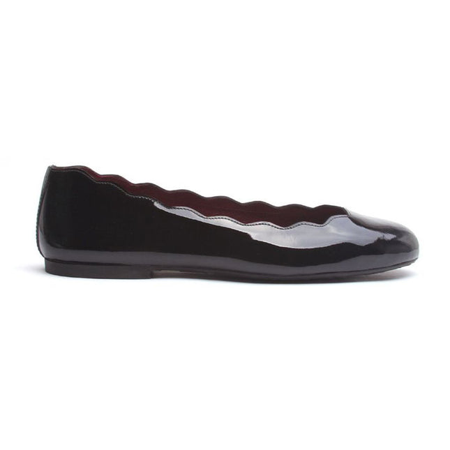 Side view of jigsaw black patent leather flat. 